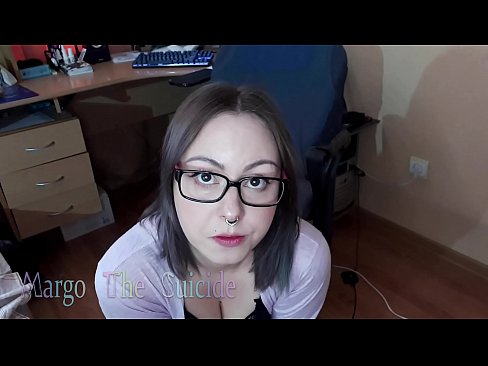 ❤️ Seksikäs tyttö lasit päässä imee dildoa syvälle kameraan ❤❌ Kaunis porno at us ﹏