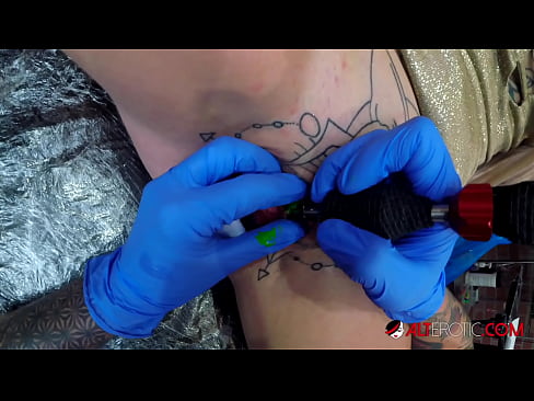 ❤️ Äärimmäisen tatuoitu hottie Sully Savage sai tatuoinnin klitorikseen ❤❌ Kaunis porno at us ﹏