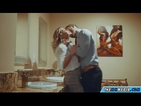 ❤️ Kun povekas blondi viettelee sinut julkisessa vessassa ❤❌ Kaunis porno at us ﹏